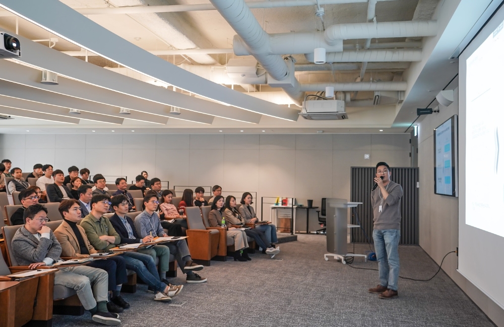 최종 발표 대상으로 선정된 CELL(임직원 아이디어 조직)이 혁신 아이디어를 설명하는 모습. / 사진=BC카드