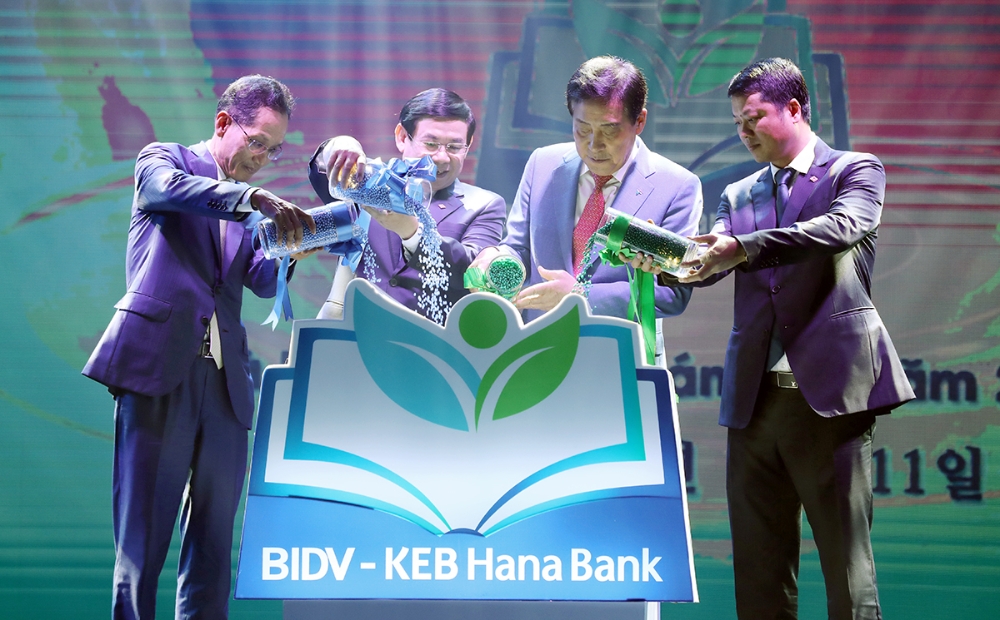 KEB하나은행은 베트남 자산규모 1위 은행이자 4대 국영상업은행 중 하나인 BIDV(Bank for Investment and Development of Vietnam)의 외국인 전략적 투자자 지위를 취득하고 신남방 전략을 본격화했다. 지난 11월 11일 저녁 베트남 하노이 멜리아(melia) 호텔 그랜드볼룸에서 열린 기념행사에서 KEB하나은행과 BIDV 양행이 함께 성장한다는 의미로 나무에 물을 주는 세리머니를 하고 있다. 사진 왼쪽부터 지성규 KEB하나은행장, 판 둑 뚜(Phan Duc Tu) BIDV 이사회의장, 김정태 하나금융그룹 회장, 레 응옥 람(Le Ngoc Lam) BIDV 은행장 대행. / 사진= KEB하나은행