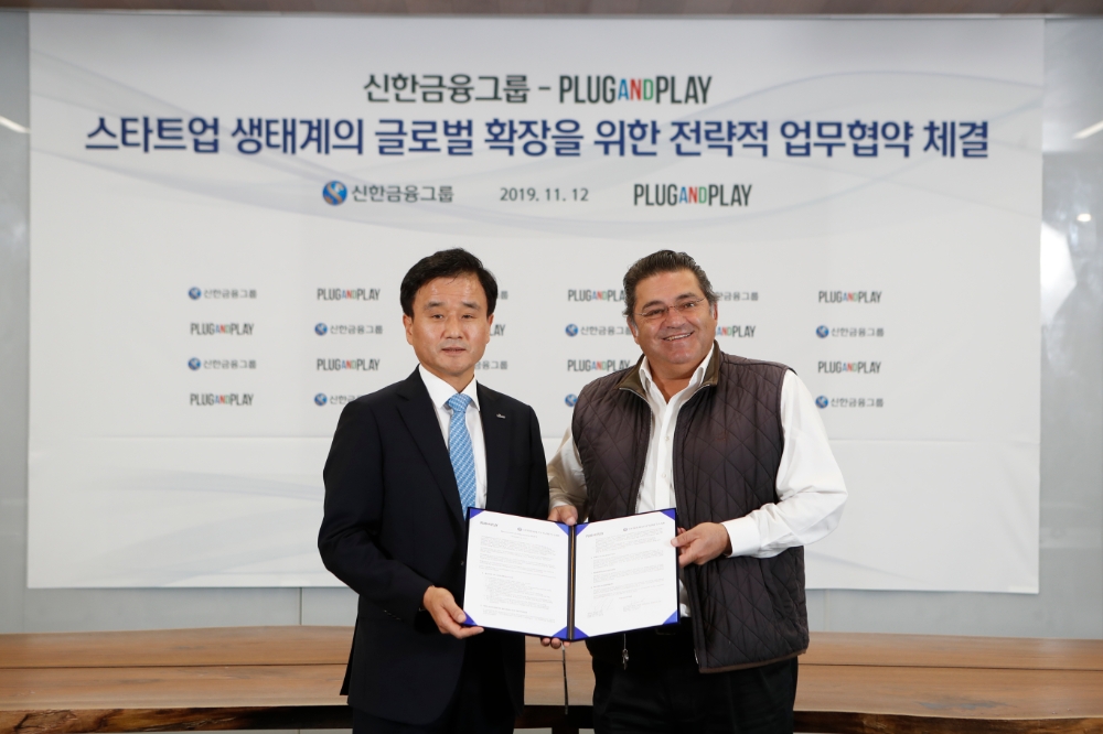 신한금융그룹은 11월 12일 서울 중구에 위치한 신한퓨처스랩에서 글로벌 탑 엑셀러레이터 'Plug and Play'와 스타트업 생태계 글로벌 확장을 위한 전략적 업무협약(MOU)을 체결했다. 이날 행사에 참석한 신한금융지주회사 박우혁 부사장(사진 왼쪽)과 Plug and Play 사이드아미디 대표(사진 오른쪽)가 기념촬영을 하고 있다. / 사진= 신한금융지주