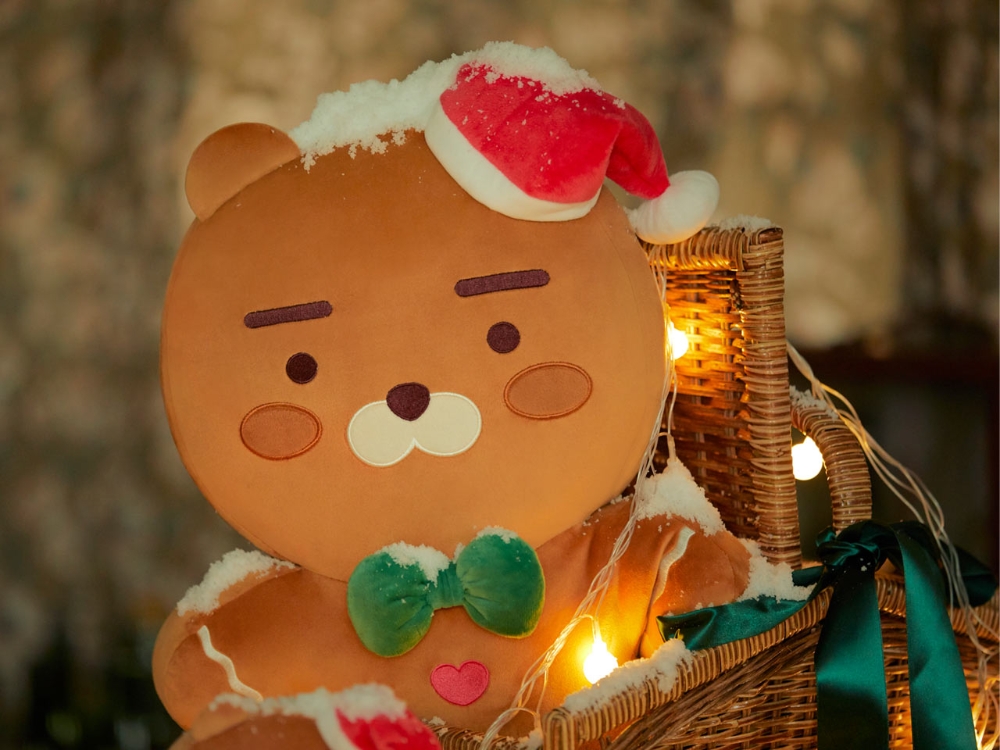 △카카오프렌즈의 윈터 원더랜드 테마 굿즈의 모습. 진저브레드맨을 모티브로 한 쿠키 라이언의 모습/사진=카카오IX