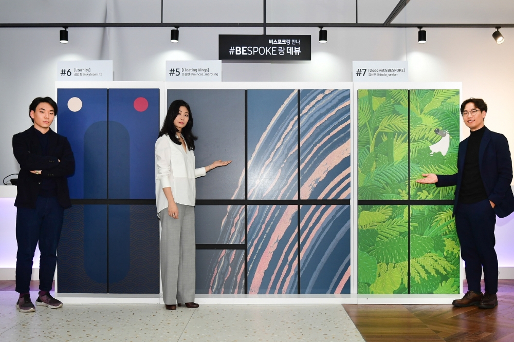 △삼성전자가 13일 삼성디지털프라자 강남본점 5층에 위치한 라이프스타일 쇼룸 #ProjectPRISM에서 ‘#BESPOKE랑데뷰 파티’를 열고 비스포크 냉장고 디자인 공모전 최종 수상작으로 조경민씨의 '플로팅 링스(Floating Rings)'(가운데)를 대상, 김인화씨의 ‘이터니티(Eternity)’를 최우수상(좌측), 김선우씨의 ‘도도새와 비스포크(Dodo with BESPOKE)’를 우수상(우측)으로 선정했다/사진=삼성전자