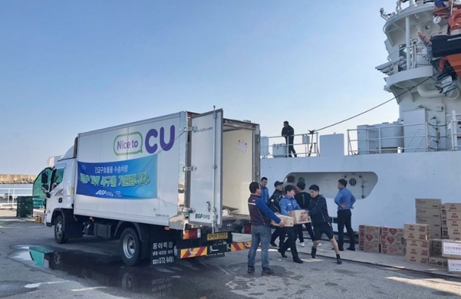 BGF리테일은 독도 소방헬기 추락사고 실종자 수색팀에 전달할 응원물품을 해경에 전달했다. /사진=BGF리테일.