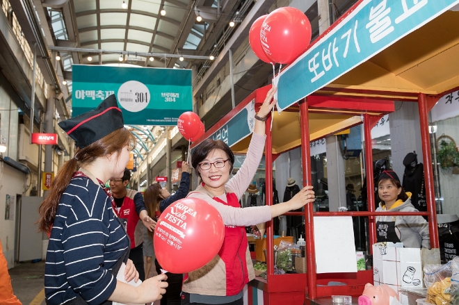 롯데마트는 ‘코리아 세일 페스타’ 기간을 맞아 오는 22일까지 전통시장 활성화 및 시너지 효과를 위해 전통시장과의 적극적인 상생 협력활동에 나선다. /사진=롯데쇼핑.