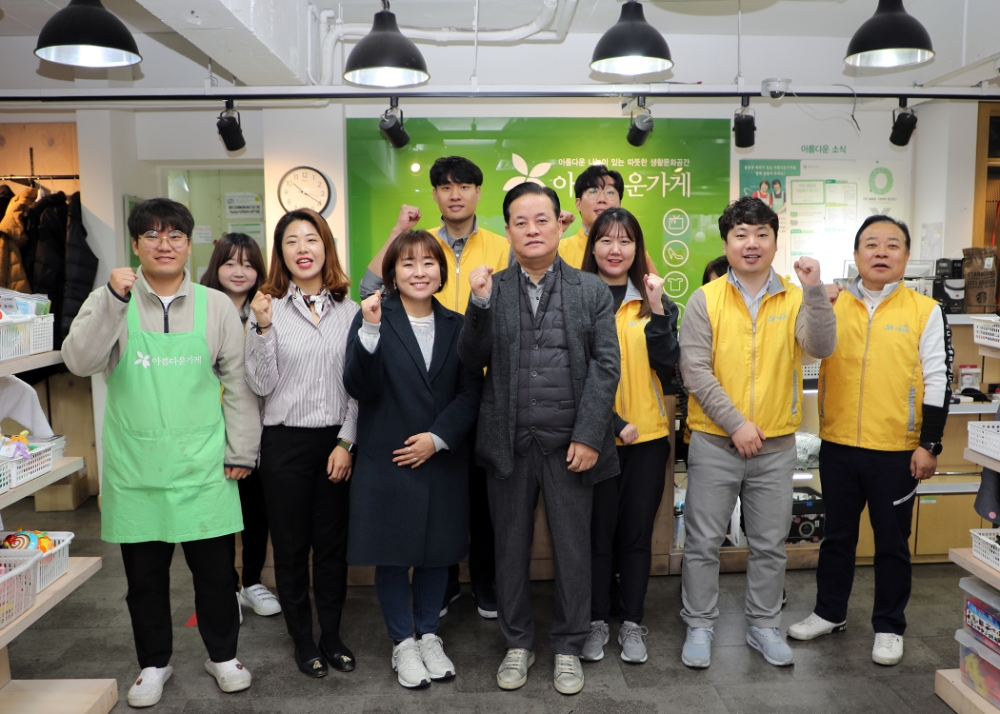 Sh수협은행은 지난 16일, 아름다운 가게 안국점에서 ‘Sh수협은행과 함께 하는 아름다운 토요일’ 행사를 개최하고 임직원 기증품 2만3000여점을 직접 판매했다./사진=수협은행