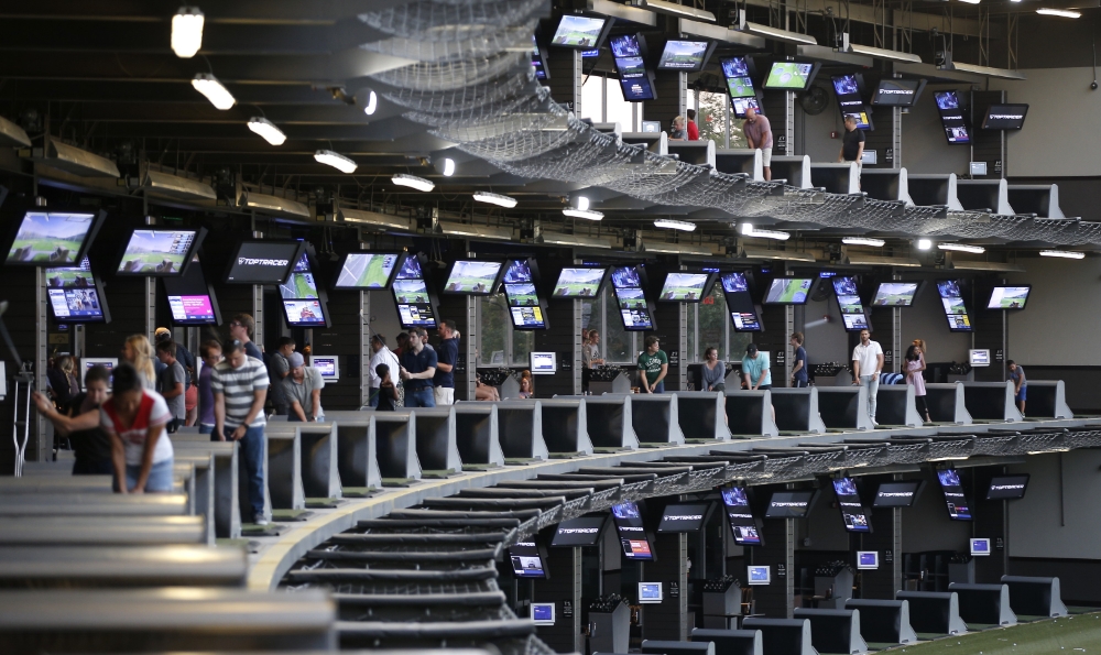 △미국 탑골프 매장을 찾은 고객들이 LG전자 디지털 사이니지가 설치된 시설을 즐기고 있다/사진=LG전자