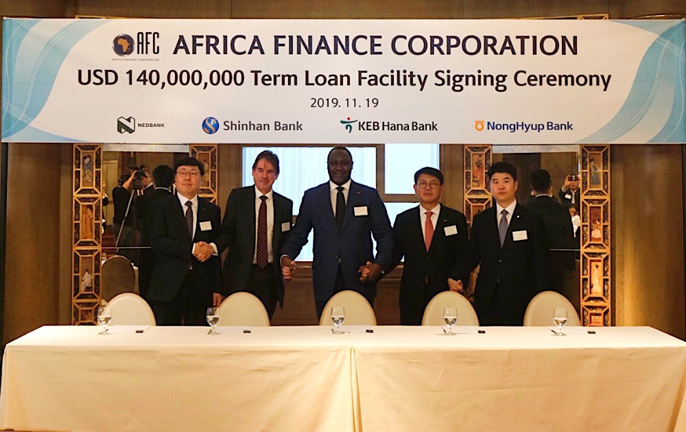 신한금융그룹 GIB사업부문은 11월 19일(현지시간) 영국 런던에 위치한 포시즌스 호텔에서 아프리카 금융공사(AFC, African Finance Corporation)와 1억4000만 달러 규모의 신디케이션론 약정을 체결했다. 이날 행사에 참석한 신한금융그룹 GIB사업부문 정운진 부문장(왼쪽 네번째)과 아프리카금융공사(AFC) 사마일라 쥬바이루(Samaila Zubairu) 대표(왼쪽 세번째) 그리고 참석자들이 기념촬영을 하고 있다. / 사진= 신한금융지주