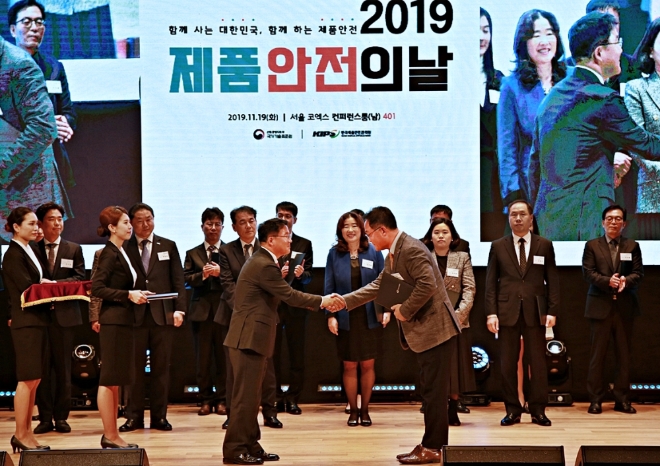 롯데홈쇼핑은 19일 서울 강남구 코엑스(COEX)에서 열린 ‘2019 제품안전의 날’ 행사에서 홈쇼핑 업계 최초로 산업통상자원부 장관 표창을 수상했다. /사진=롯데홈쇼핑.
