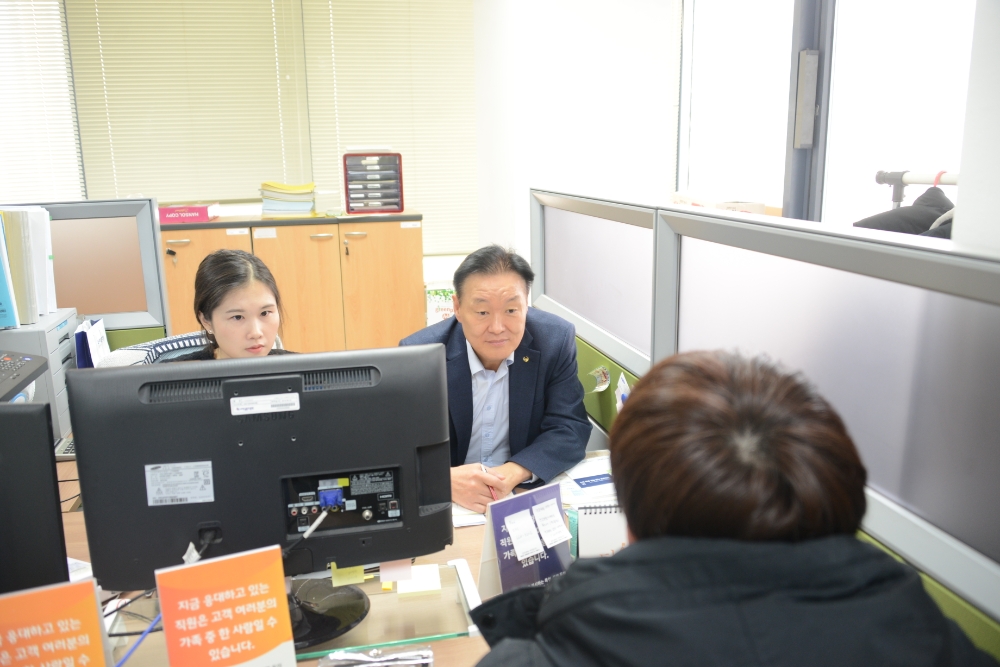 이계문 서민금융진흥원장 겸 신용회복위원장이 21일 부천지역 서민금융 현장 간담회에서 일대일 상담을 진행하고 있다./사진=서민금융진흥원