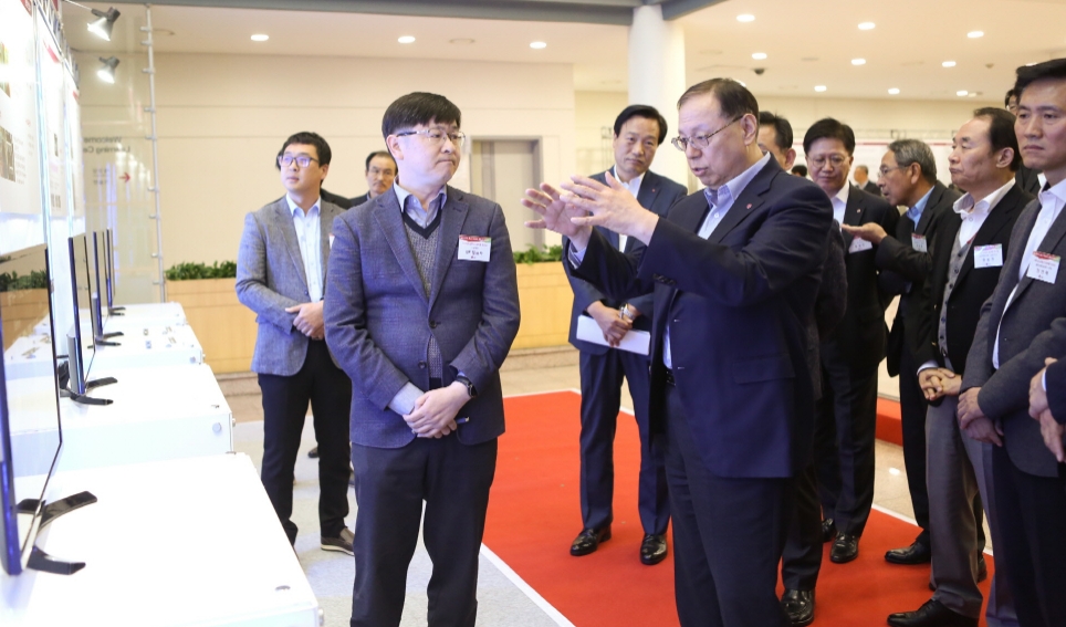 △조성진 LG전자 부회장이 생산라인 자동화 등 협력사 우수사례를 살펴보고 있다/사진=LG전자