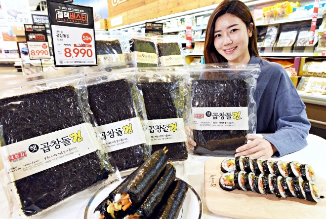 홈플러스는 올해 첫 수확한 ‘대천 곱창돌김’을 전국 140개 전 점포 및 온라인몰에서 12월 4일까지 행사카드* 결제 고객 대상 50매당 8990원(정상가 9990원)에 판매한다. /사진=홈플러스.