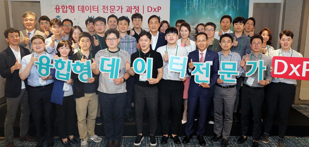 하나금융그룹은 2019년 6월 10일 그룹 공동의 '융합형 데이터 전문가 (DxP) 과정'을 신설했다. 김정태 하나금융그룹 회장(사진 두번째줄 오른쪽에서 다섯번째), 지성규 KEB하나은행장(사진 맨 앞 줄 오른쪽에서 네번째), 김정한 하나금융그룹 CDO(사진 두번째줄 왼쪽에서 첫번째)가 입과자들과 함께 기념촬영을 하고 있다. / 사진= 하나금융지주