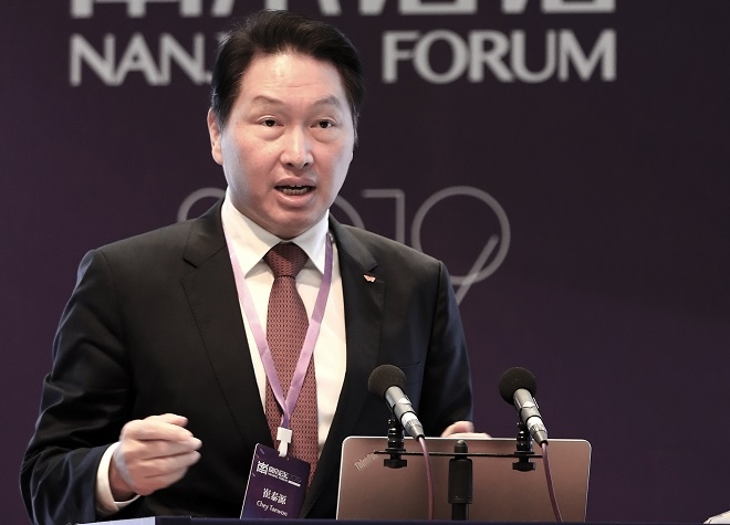 최태원 SK회장이 23일 중국 장쑤성 난징대학교에서 열린 '2019 난징포럼'에서 개막연설을 하고 있다. (사진=SK)