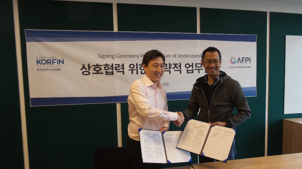 지난 22일 오전 한국핀테크산업협회 김대윤 회장과 인니핀테크금융협회 수누 위디앗모코(Sunu Widyatmoko) 부회장이 ‘상호협력 위한 전략적 업무협약서’에 서명하고 악수를 나누고 있다./사진=핀테크산업협회