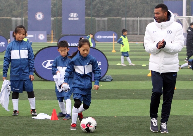 애슐리 콜(오른쪽)이 아이들과 함께 훈련하고 있다. (사진=현대차)