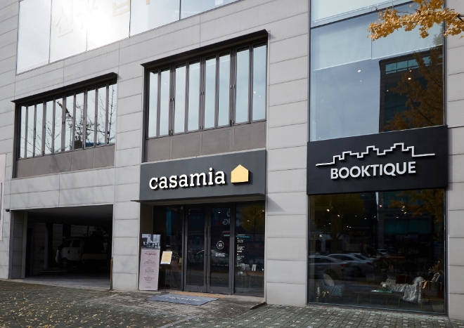 지난 23일 서울 마포구 서교동에 위치한 ‘까사미아 서교점’에 소규모 소셜 책방 ‘북티크’가 입점했다. /사진=신세계그룹.