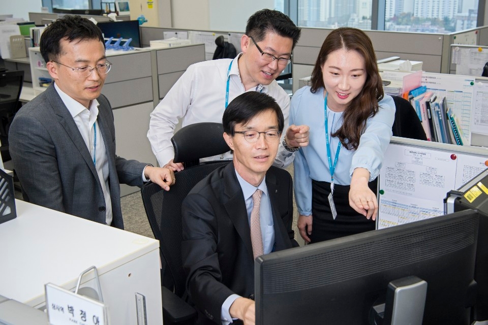 방문규 수출입은행장(사진 가운데)이 25일 수은 부산지점을 방문해 직원들과 함께 여신지원을 위한 전산프로세스를 직접 체험해보고 있다. / 사진= 수출입은행