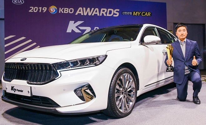 두산 정재훈 코치가 K7프리미어 앞에서 기념촬영을 하고 있다. (사진=기아차)