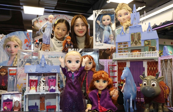 홈플러스는 겨울왕국2 관련 캐릭터 상품 50여종을 판매한다. /사진=홈플러스.