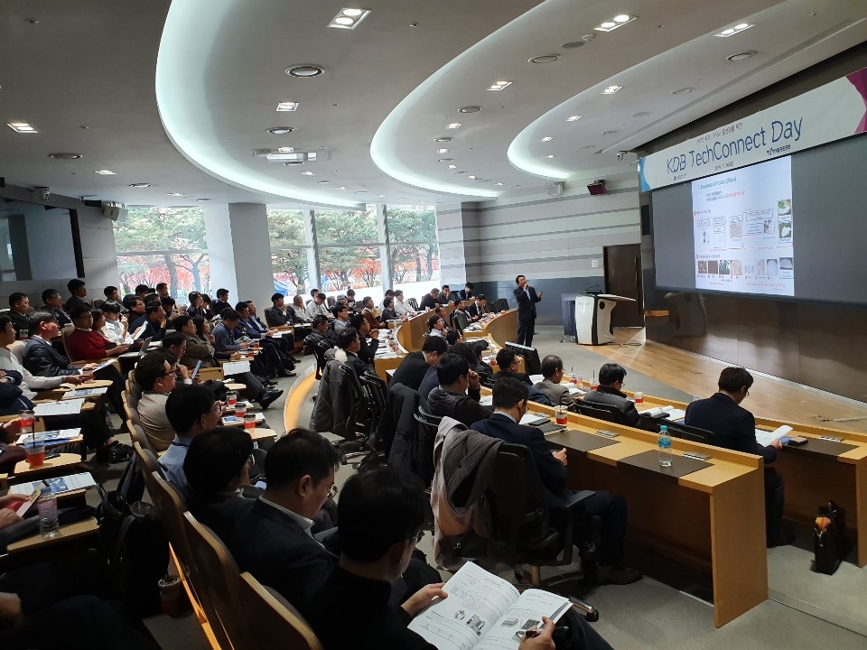 산업은행은 11월 26일 본점 1층 IR센터에서 중견기업과 소재·부품·장비 벤처기업을 대상으로 전략적 투자 및 M&A 활성화를 위한 'KDB TechConnect Day'를 개최했다. / 사진= 산업은행