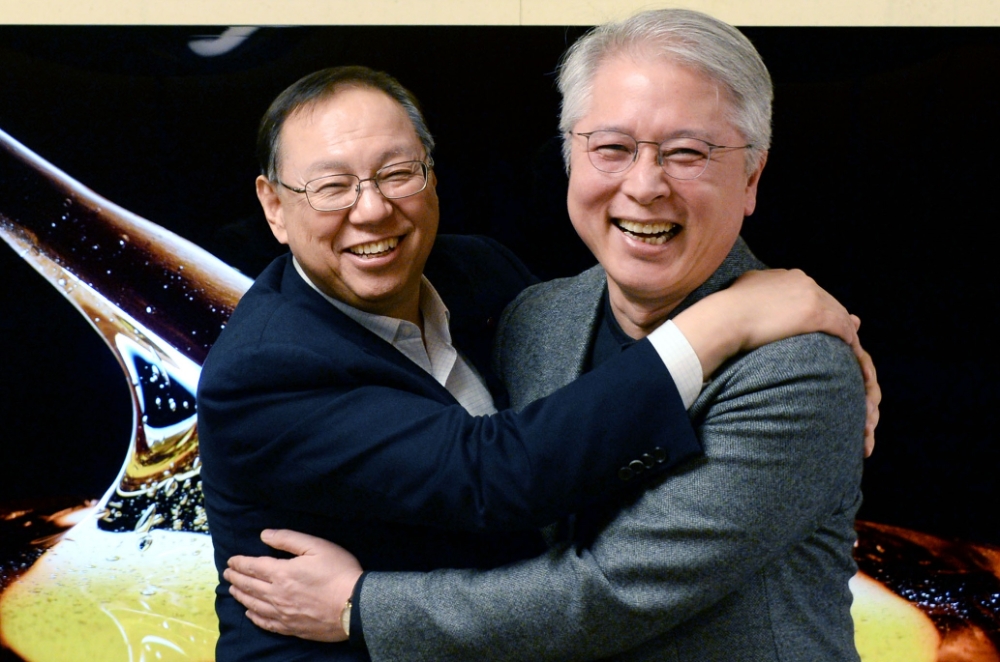 조성진 부회장(왼쪽)이 28일 오후 서울 여의도 트윈타워 집무실에서 LG전자 새 CEO에 선임된 권봉석 사장을 만나 축하 인사를 건네고 있다. (사진=LG전자)