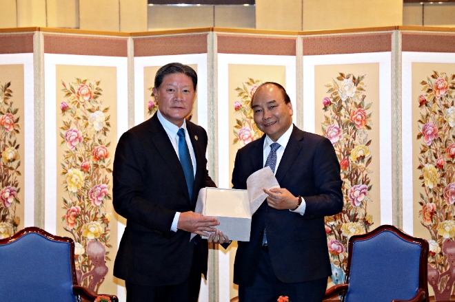 28일 서울 용산구 그랜드하얏트호텔에서 허명수 GS건설 부회장(왼쪽)이 응우옌 쑤언 푹 베트남 총리(오른쪽)와 악수하고 있다. 제공=GS건설