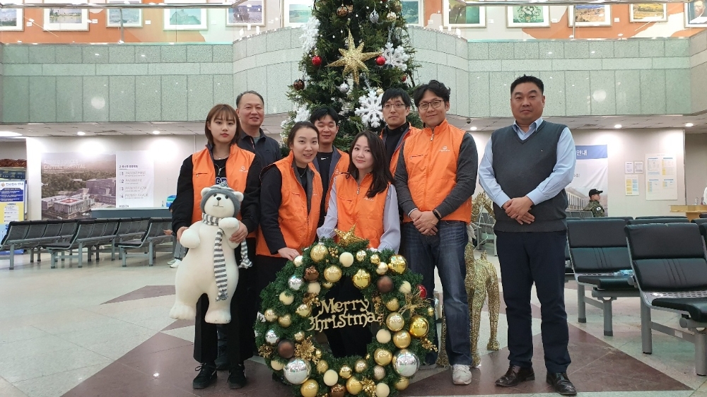 △한화시스템 서울사업장 직원들이 27일 국군수도병원을 방문하여 크리스마스 트리를 제작한 모습/사진=한화시스템