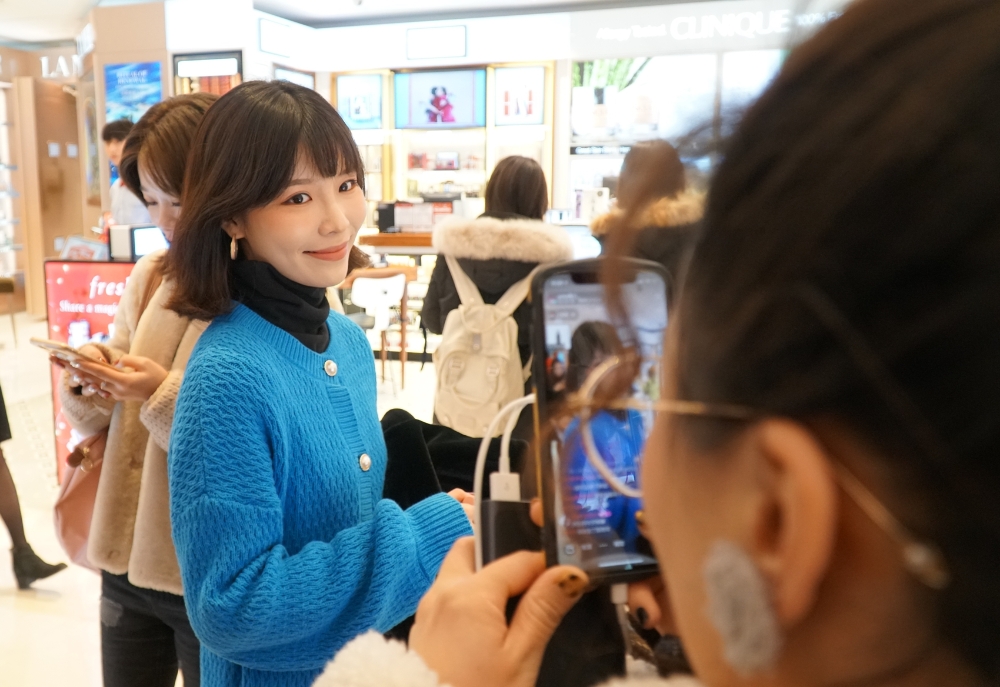 신라면세점은 지난 11월 29일 중국의 슈퍼 왕홍 ‘위얼(瑜儿)’과 손잡고 서울시 중구 장충동 소재 신라면세점 서울점에서 라이브방송을 진행했다. /사진제공=신라면세점