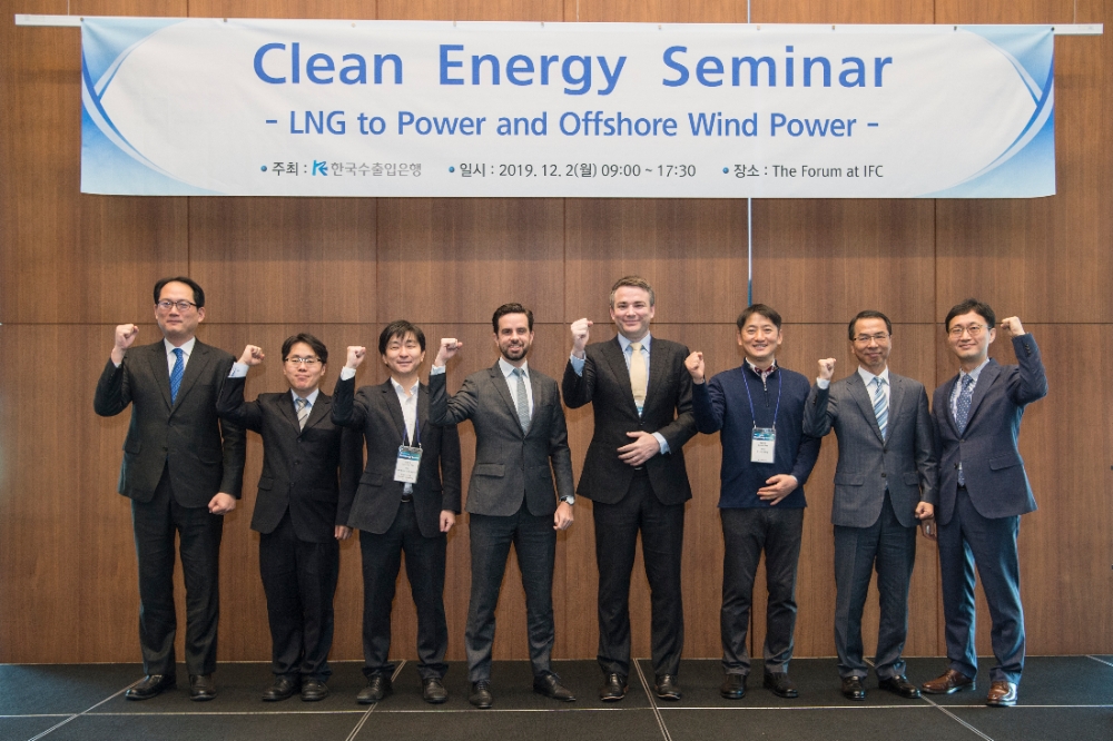 수출입은행은 2일 여의도 IFC에서 '클린에너지(LNG, 해상풍력) 세미나'를 개최했다. 사진 왼쪽부터 신철원 현대LNG해운 본부장, 김영호 현대중공업 차장, 하태규 현대엔지니어링 부장, 레미 데겔케(Remi Degelcke) HSBC 인프라금융 부대표, 퍼거스 스미스(Fergus Smith) White & Case 싱가포르 파트너, 배은환 포스코에너지 그룹장, 이태형 해외사업개발단장, 김주홍 해외사업개발기획팀장 / 사진= 수출입은행