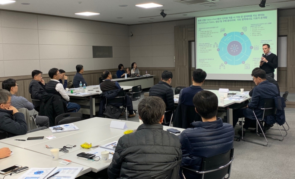 △한화 임직원들이 디지털 아카데미에 참석한 모습/사진=한화케미칼