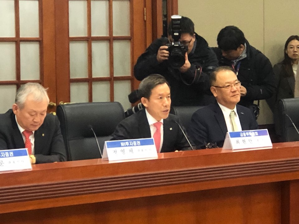 ▲최현만 미래에셋대우 수석부회장이 5일 서울 여의도 금융투자협회에서 열린 ‘금융감독원장-금융투자회사 최고경영자(CEO) 간담회’에서 인사말을 하고 있다./사진=한국금융신문