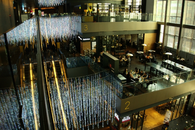 디타워 내부에 설치된 크리스마스 조형물. 제공=대림산업