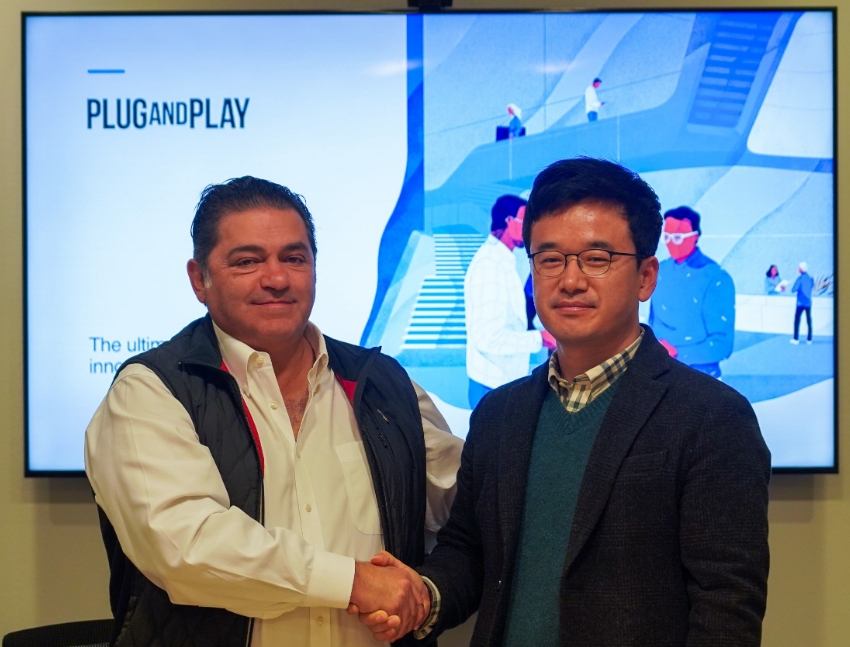 △6일(한국시간) 미 실리콘밸리 플러그 앤 플레이 본사에서 한화시스템과 플러그 앤 플레이가 전략적 파트너십을 체결했다.(왼쪽) 사이드 아미디(Saeed Amidi) 플러그 앤 플레이 CEO, (오른쪽)정해진 한화시스템 디지털혁신랩장/사진=한화시스템