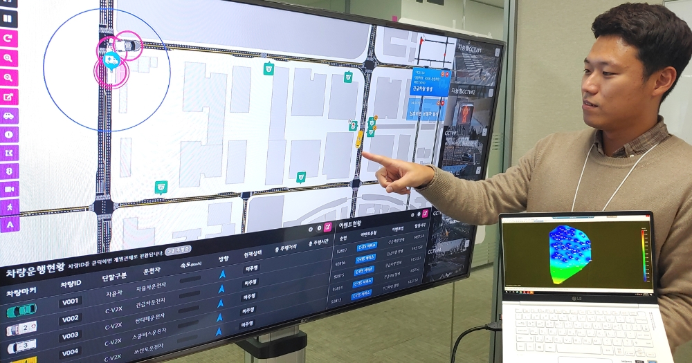 △LG유플러스 관계자가 정밀한 위치확인이 가능한 자율주행 관제화면을 살펴보는 모습. 센티미터(cm) 단위의 차량 위치정보를 실시간으로 확인할 수 있다/사잔= LG유플러스