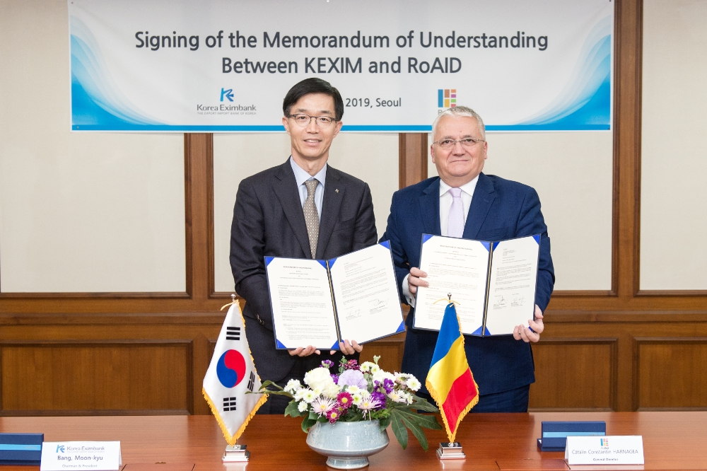 수출입은행과 루마니아 국제개발단(RoAID)은 9일 오후 여의도 수은 본점에서 '국제개발협력 지식 공유 및 협력사업 추진을 위한 업무협약(MOU)'을 체결했다. 사진 왼쪽부터 방문규 수은 행장, 카탈린 하르나제아(Catalin Harnagea) 루마니아 국제개발단 총재. / 사진= 수출입은행