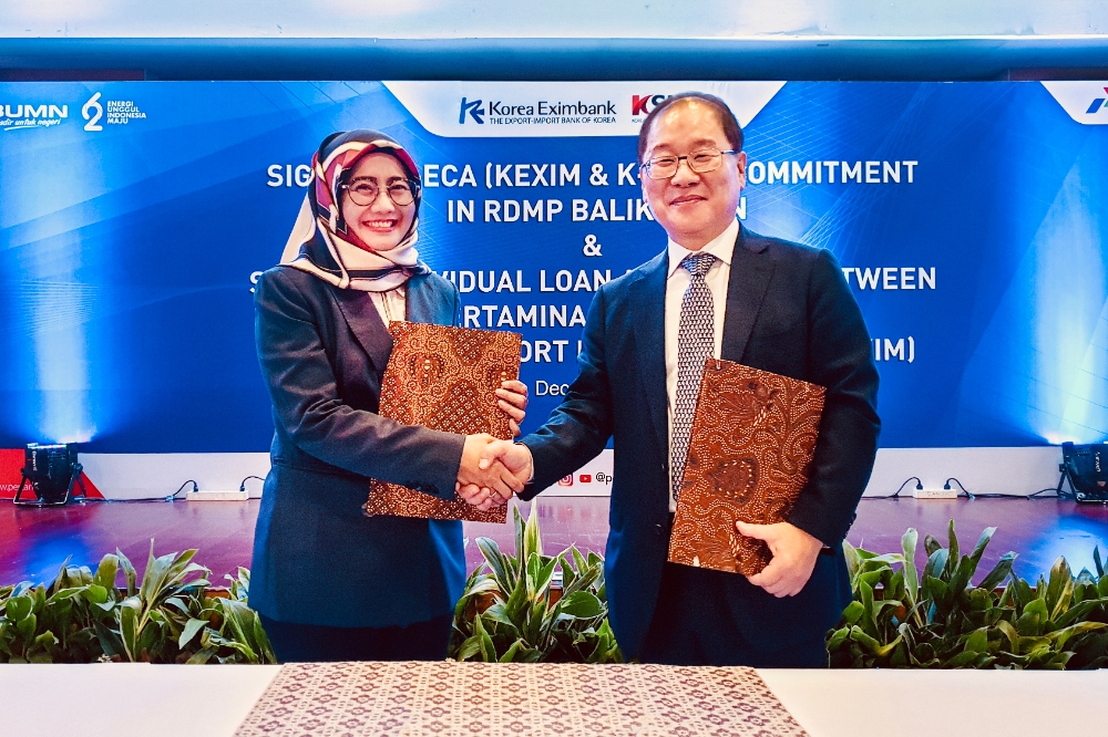 수출입은행은 10일 인도네시아 국영석유가스공사 페르타미나(Pertamina)가 추진하는 총 사업비 51억달러 규모의 발릭파판 정유공장 증설사업에 PF금융 적극 지원 의사를 밝히는 금융지원의향서(Support Letter)에 서명했다. 사진 왼쪽부터 엠마 마티니(Emma Martini) 페르타미나 재무이사, 양환준 수은 프로젝트금융본부장. / 사진= 수출입은행