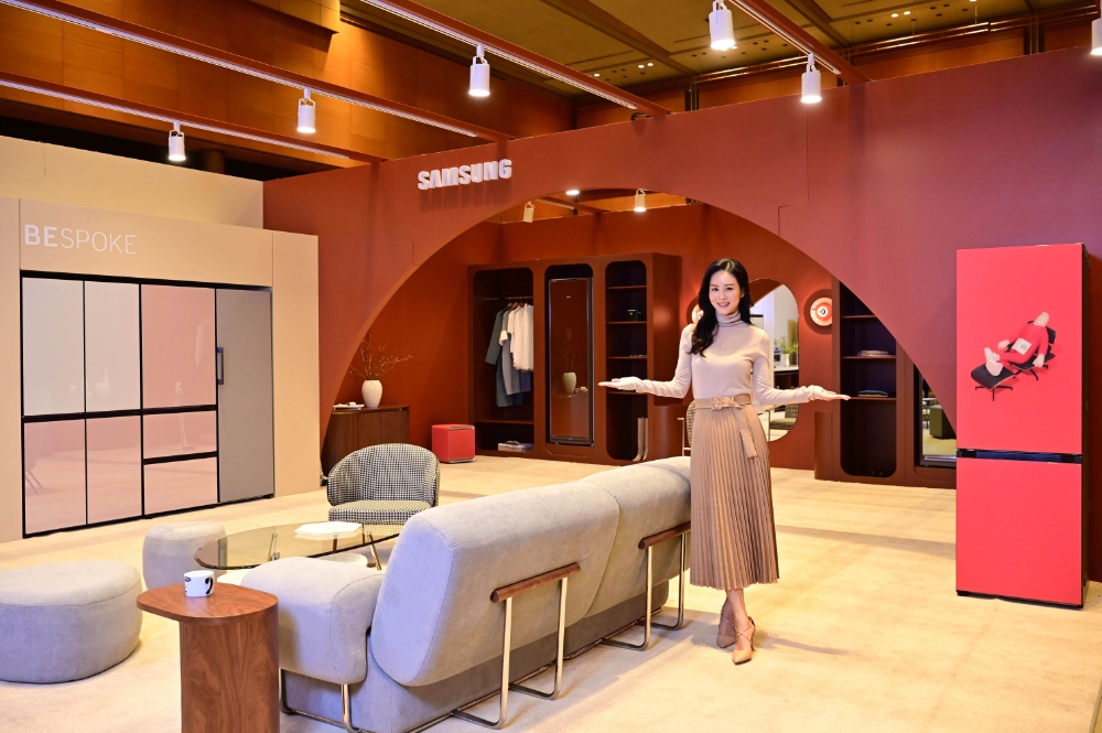 삼성전자 모델이 비스포크 냉장고, 에어드레서 등으로 꾸며진 서울 홈테이블데코페어 부스를 소개하고 있다/사진=삼성전자