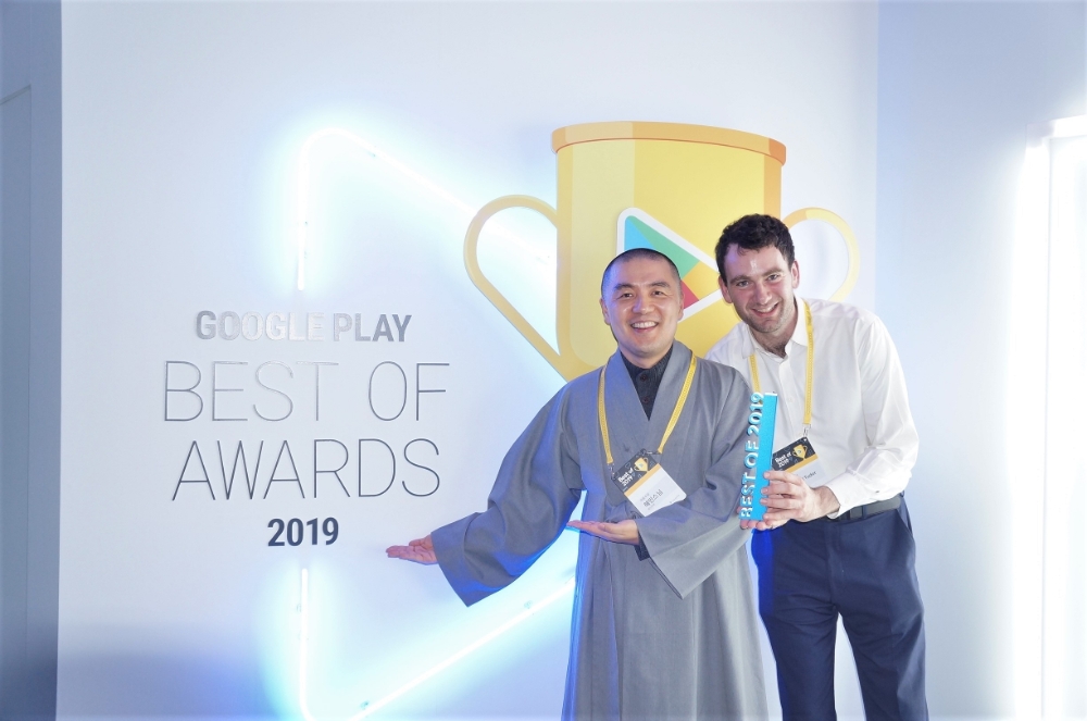 혜민스님(좌측), 다니엘 튜더(우측) 마음수업 대표가 구글플레이 2019 시상식에 참여하여 올해를 빛낸 앱 수상을 기념하고 있다/사진=코끼리