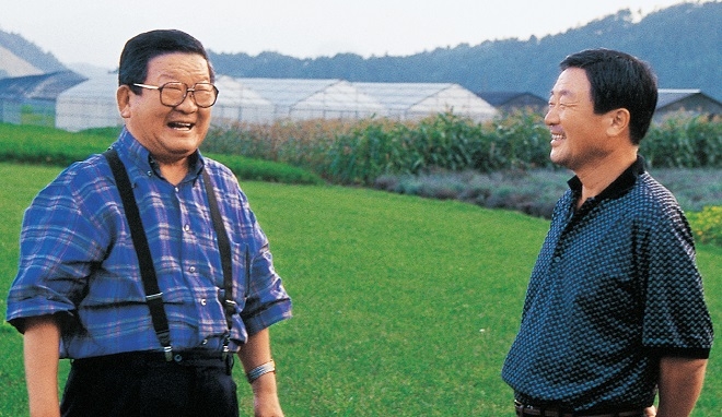 LG 구자경 명예회장(왼쪽)과 구본무 회장.