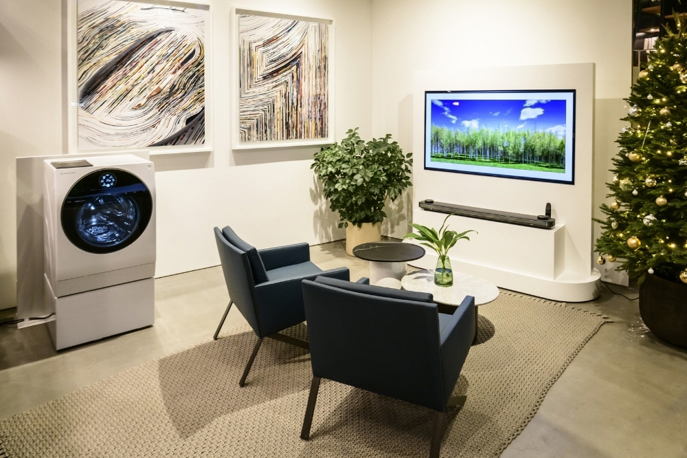 LG전자가 시그니처 제품을 일본 도쿄 비앤비 이탈리아 매장에 프리미엄 가구와 함께 전시한 모습/사진=LG전자