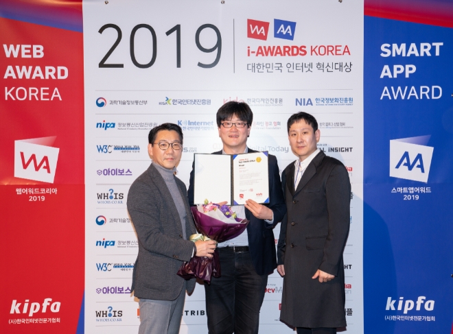 한국필립모리스는 지난 12일 한국 인터넷 전문가 협회(KIPFA)가 주관하는 ‘웹 어워드 코리아 2019 (WEB AWARD KOREA 2019)’에서 ‘아이코스 스토어 로케이터’와 ‘아이코스 대여 서비스 사이트’로 각각 대상과 최우수상을 수상했다. /사진=한국필립모리스.