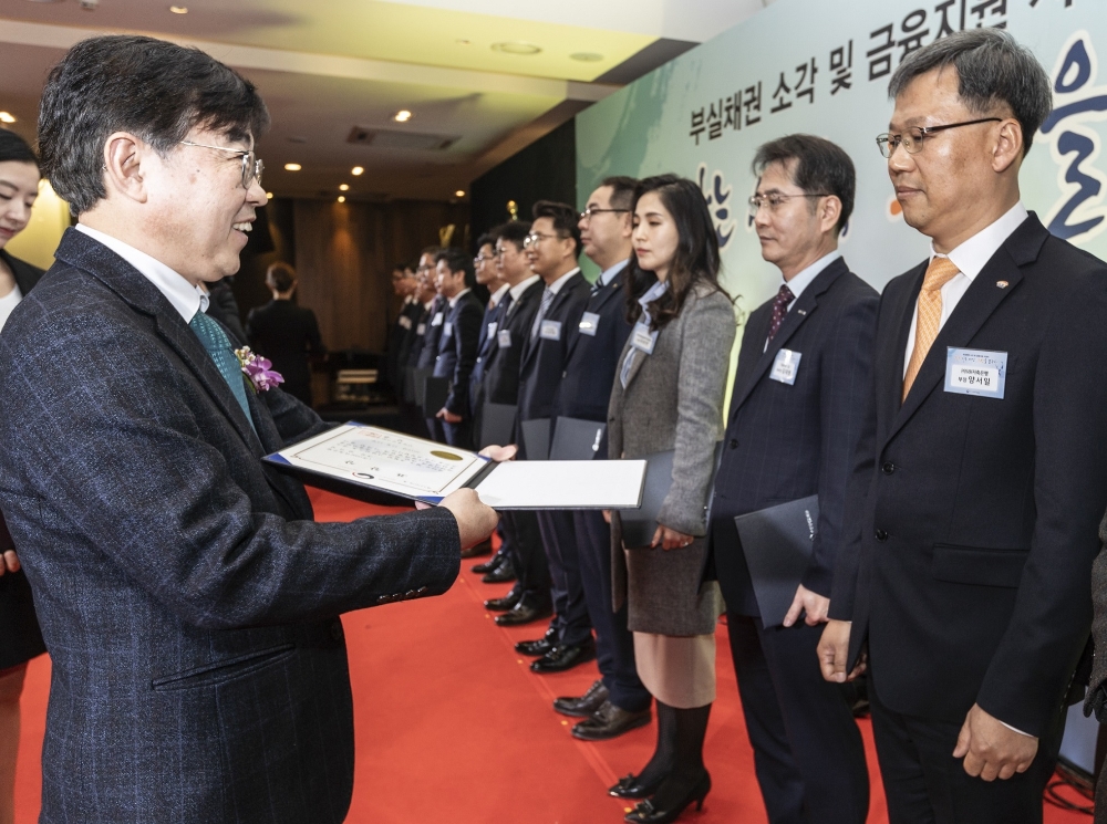 SBI저축은행 기업금융3부 양서일 부장이 지난 12일 서울시 구로구에 위치한 지밸리컨벤션에서 열린 제24회 중소벤처기업 금융지원상 시상식에서 산업통상자원부장관 상을 수상했다. (사진 오른쪽이 SBI저축은행 기업금융3부 양서일 부장) / 사진=SBI저축은행