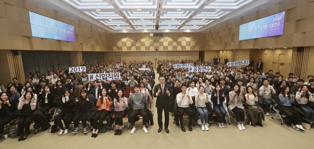 신한금융그룹이 하반기 그룹사에서 채용한 신입직원 400여명을 대상으로 오는 16일부터 4박5일간 경기도 기흥에 위치한 신한은행 연수원에서 그룹 공동연수를 진행한다. 연수 첫날인 16일 조용병 회장은 신한금융지주 본점에서 신입직원들과 '토크콘서트' 형태로 소통했다. 이날 행사에 참석한 신한금융그룹 조용병 회장(사진 가운데)과 그룹 신입직원들이 기념촬영을 하고 있다. / 사진= 신한금융지주(2019.12.16)