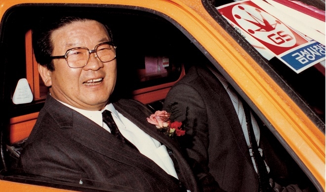 구자경 LG 명예회장이 1983년 2월, 금성사 창립25주년을 맞아 적극적인 고객서비스를 위해 마련한 서비스카 발대식에서 서비스카에 시승해 환하게 웃고 있다. (사진=LG)