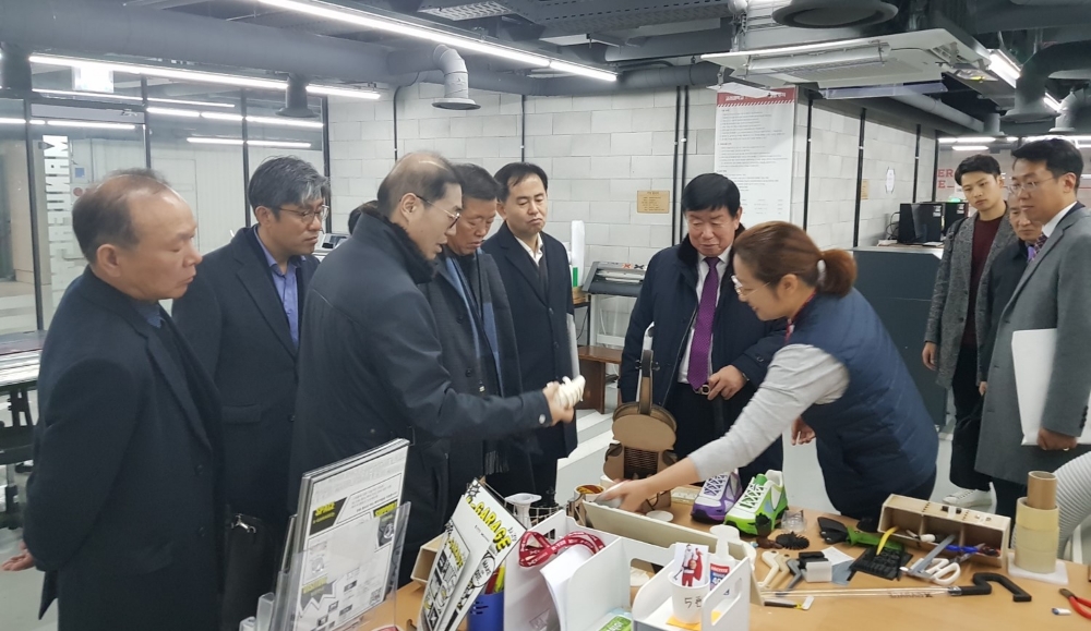 재료ISC가 고려대 현장에서 운영위원회를 개최한 모습/사진=한국철강협회