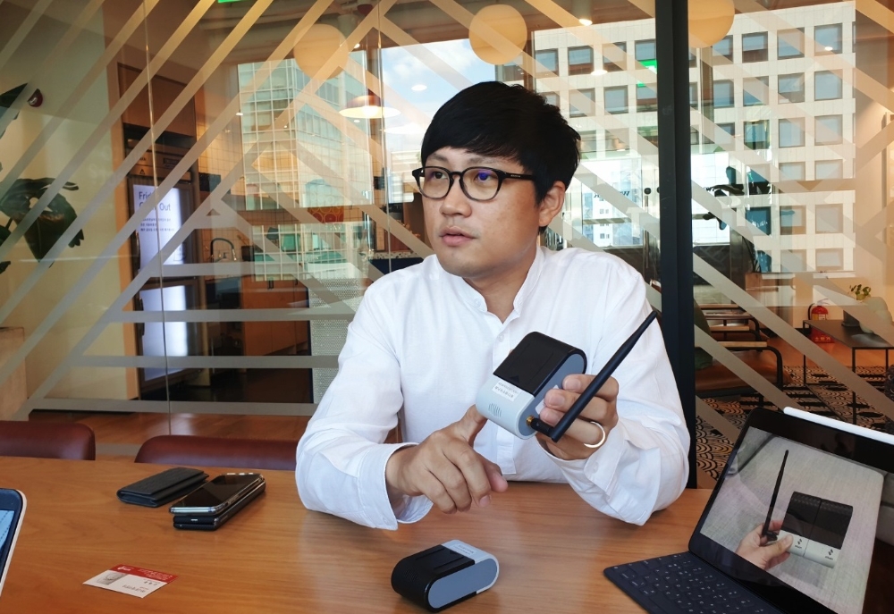 이일희 제닉스 스튜디오 대표가 블록체인 기반 사물인터넷 플랫폼 젠서의 센서와 게이트웨이를 소개하고 있다/사진=제닉스 스튜디오