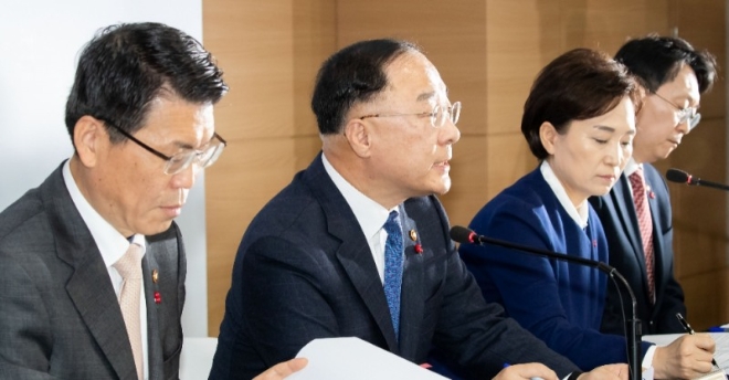 ▲16일 광화문 정부서울청사에서 '주택시장 안정화 방안'을 발표하고 있다. (사진 오른쪽부터) 김현준 국세청장, 김현미 국토교통부 장관, 홍남기 경제부총리 겸 기획재정부 장관, 은성수 금융위원장 / 사진= 금융위원회