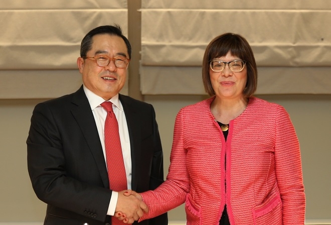 구자열 LS그룹 회장(좌)과 마야 고이코비치 세르비아 국회의장. (사진=LS)