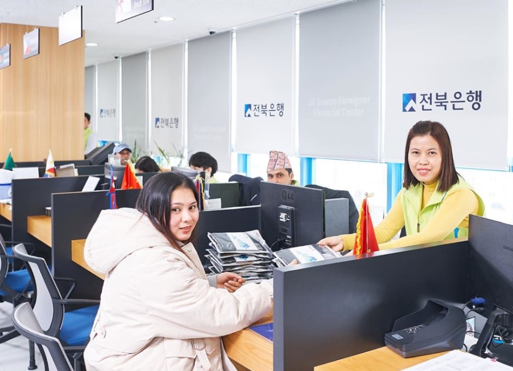 JB금융지주는 지난 21일 전북은행 수원외국인금융센터에서 외국인 근로자 300여명에게 발열내의를 전달하는 행사를 가졌다./사진=JB금융지주