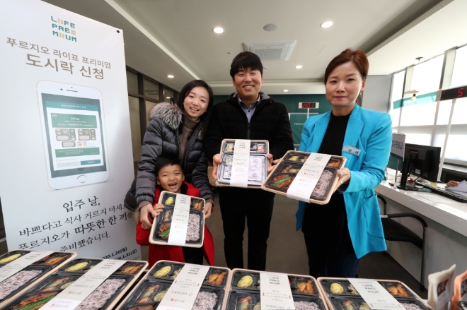 이삿날 도시락 서비스를 제공하고 있는 지축역 센트럴 푸르지오. 제공=대우건설