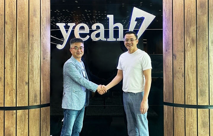 지난 22일 김남철 피플앤스토리 대표(왼쪽), Nguyen Anh Nhuong Tong YEAH1그룹 회장(오른쪽)과 한국 웹툰, 웹소설 독점 공급 및 운영 계약에 대한 계약 체결을 했다/사진=피플앤스토리 